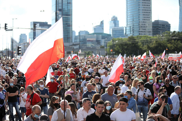 Warszawa, 01.08.2020. Mieszkańcy stolicy oddają cześć uczestnikom Powstania Warszawskiego w "Godzinę W", o 17 w centrum Warszawy, 1 bm. Trwają obchody 76. rocznicy wybuchu Powstania Warszawskiego. (amb) PAP/Leszek Szymański