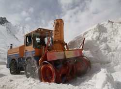 Wiosna w Kaszmirze. Tak przeciera się szlaki