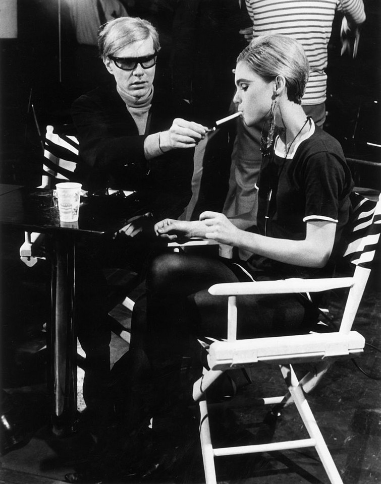 Andy Warhol zapala papierosa Edie Sedgwick (1965)