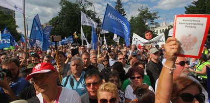 "Precz z kaczorem, dyktatorem". Ile osób protestowało? Będzie blokada Sejmu?