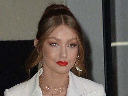 Hopp! Igen, az ott Gigi Hadid meztelen popsija