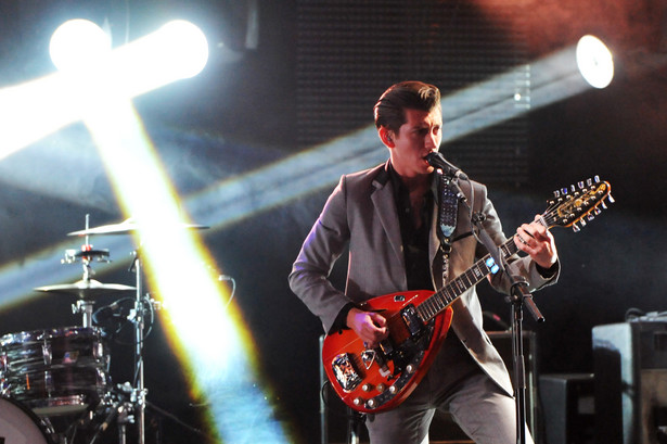 Arctic Monkeys grają legendarny przebój na jubileusz The Beatles