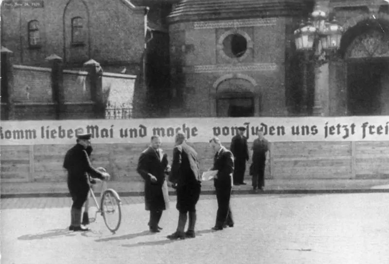 Wielka Synagoga w Gdańsku z napisem “Przybądź kochany maju i uwolnij nas od Żydów”
