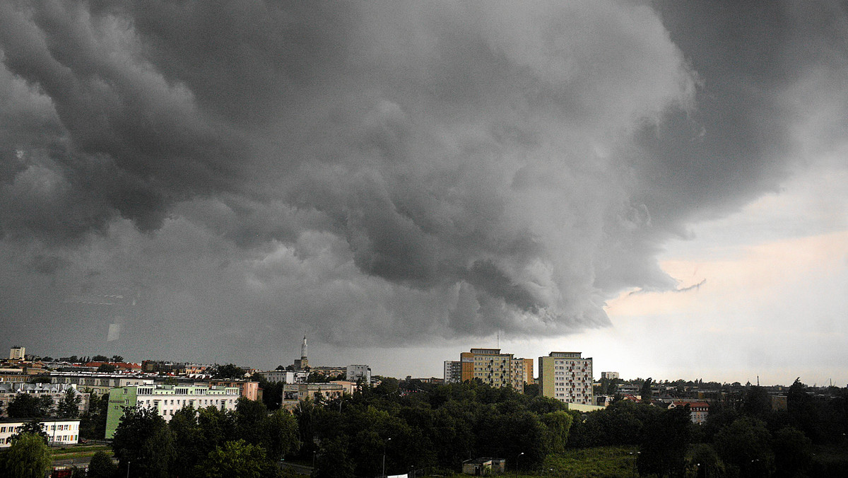 27 uszkodzonych dachów, powalone przez wiatr drzewa, zalane piwnicy - to efekt nawałnic, które po południu przeszły nad województwem mazowieckim. Gwałtowne burze przeszły także wieczorem nad Lubelszczyzną.