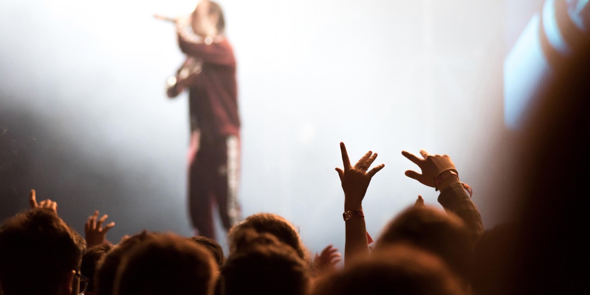 Ksiądz zorganizował w szkole koncert hip-hopowy. Szkoła go odwołała, radni PiS protestują