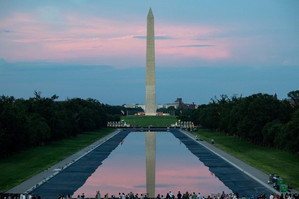 Sadzawka na National Mall w czasie napełniania wodą po remoncie