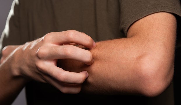 Muškarac češe ruku