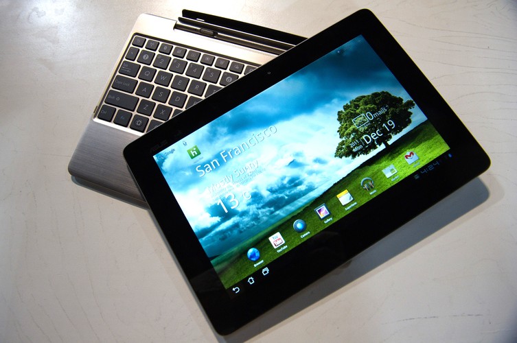 Asus Eee Pad Transformer Pad TF300T (1770 zł)
Tablet z systemem operacyjnym Android 4.0.3 oraz wyświetlaczem o przekątnej 10,1 cala i rozdzielczości 1280 x 800 pikseli. Wyposażony w procesor Nvidia Tegra 3 oraz 32 GB pamięci.
