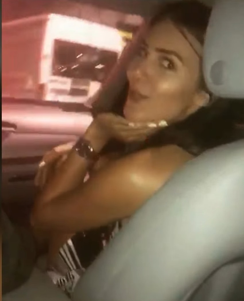 Anastasija igra u kolima