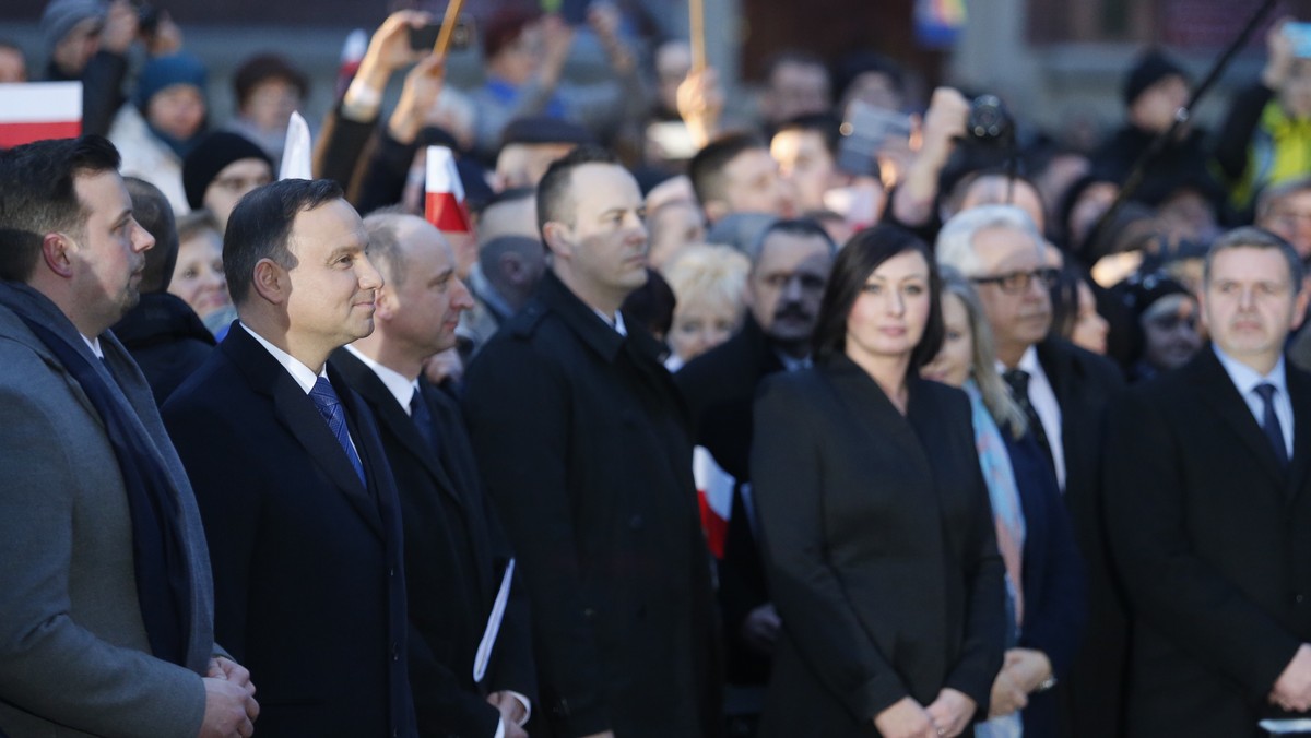 Ogromnie mi zależy, żeby Śląsk kwitł, żeby się rozwijał pod względem gospodarczym, żeby cały czas był tym niezwykłym skarbem dla kraju – jako serce przemysłu, serce przedsiębiorczości - podkreślił dziś w Siemianowicach Śląskich prezydent Andrzej Duda. Oprócz zwolenników prezydenta na placu zgromadzili się również jego przeciwnicy, którzy skandowali hasła "marionetka", "wygrał Tusk" i "wolność, równość, demokracja".