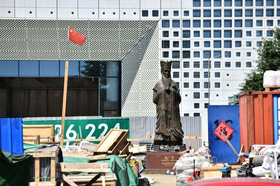 Spomenik Konfučiju čeka završetak radova