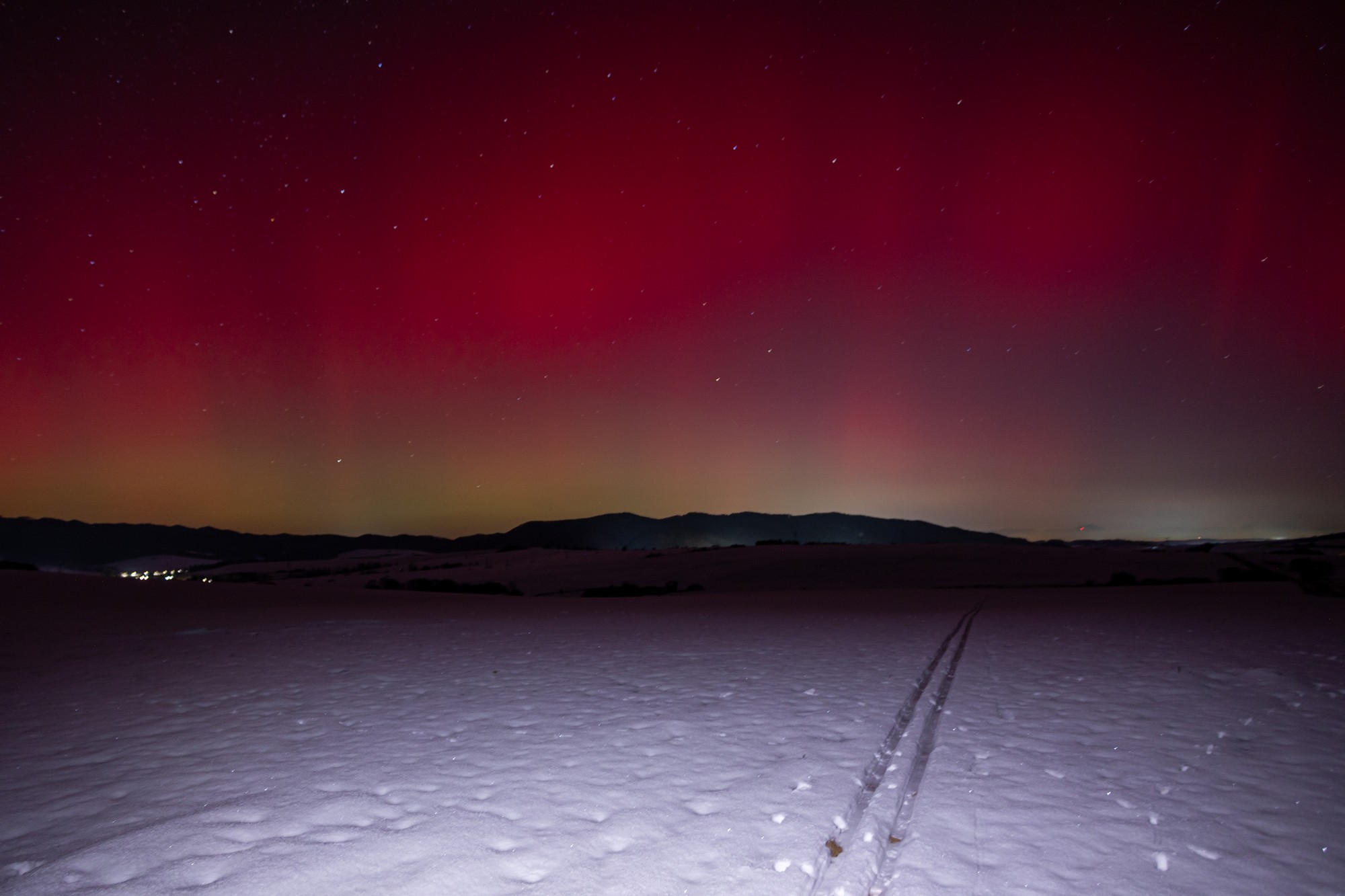 Polárna žiara nad Rajeckou dolinou pri obci Kamenná Poruba.