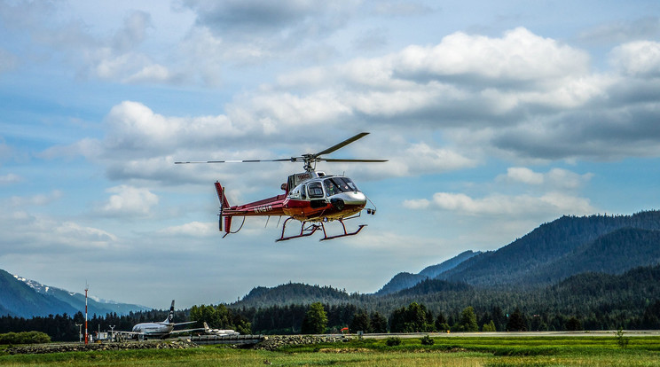 A helikopter egy szántóföldön landolt, a balesetben senki sem sérült meg/ Fotó: Northfoto