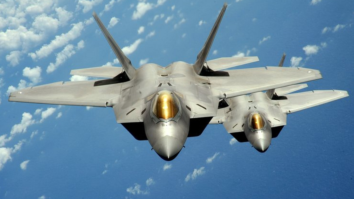 Pentagon może rozmieścić w Europie myśliwce piątej generacji F-22 Raptor. O takiej możliwości poinformowała sekretarz Sił Powietrznych, Deborah James, podkreślając, że wysłanie "Drapieżnych Ptaków" byłoby odpowiedzią na "zagrożenie" ze strony Rosji. Ten ruch wpisałby się w serię wojskowych posunięć, do jakich w ostatnich miesiącach doszło na Starym Kontynencie. – To dopiero początek, przyjdzie czas na więcej – zapowiedziała James w czasie wizyty we Francji.