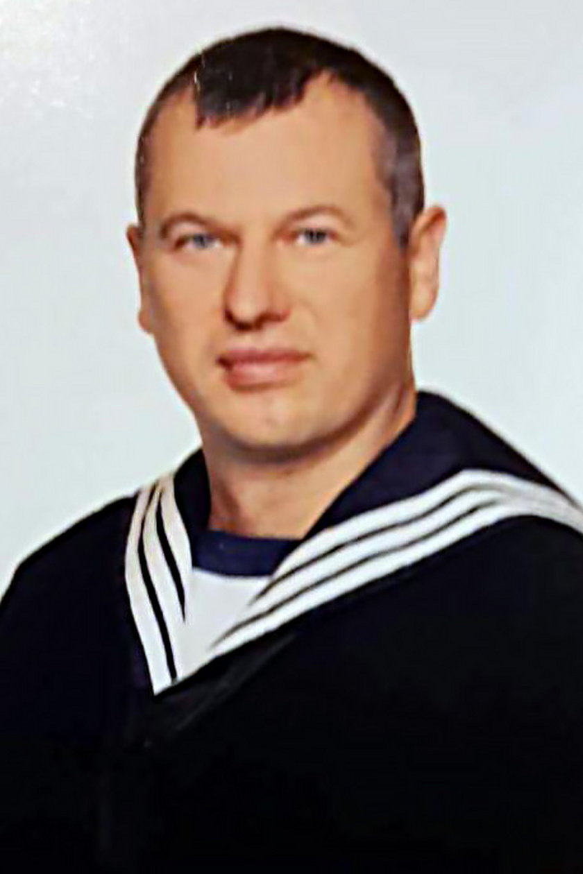 Grzegorz Borys jest wojskowym w stopniu starszego marynarza. 