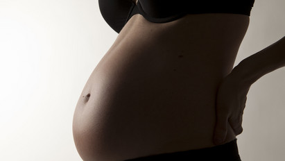 Terhesnek hitték, aztán kiderült, mitől gömbölyödik a nő hasa – Az orvosok is alig hitték el – videó (18+)
