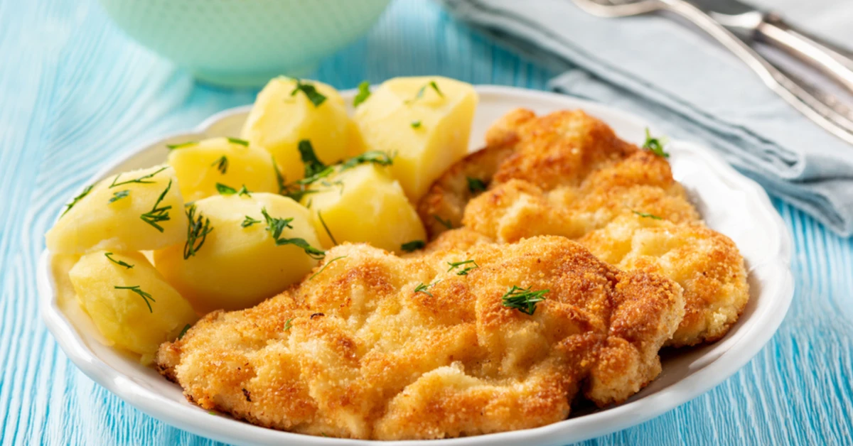 Pieczony indyk z surówką i ziemniakami puree