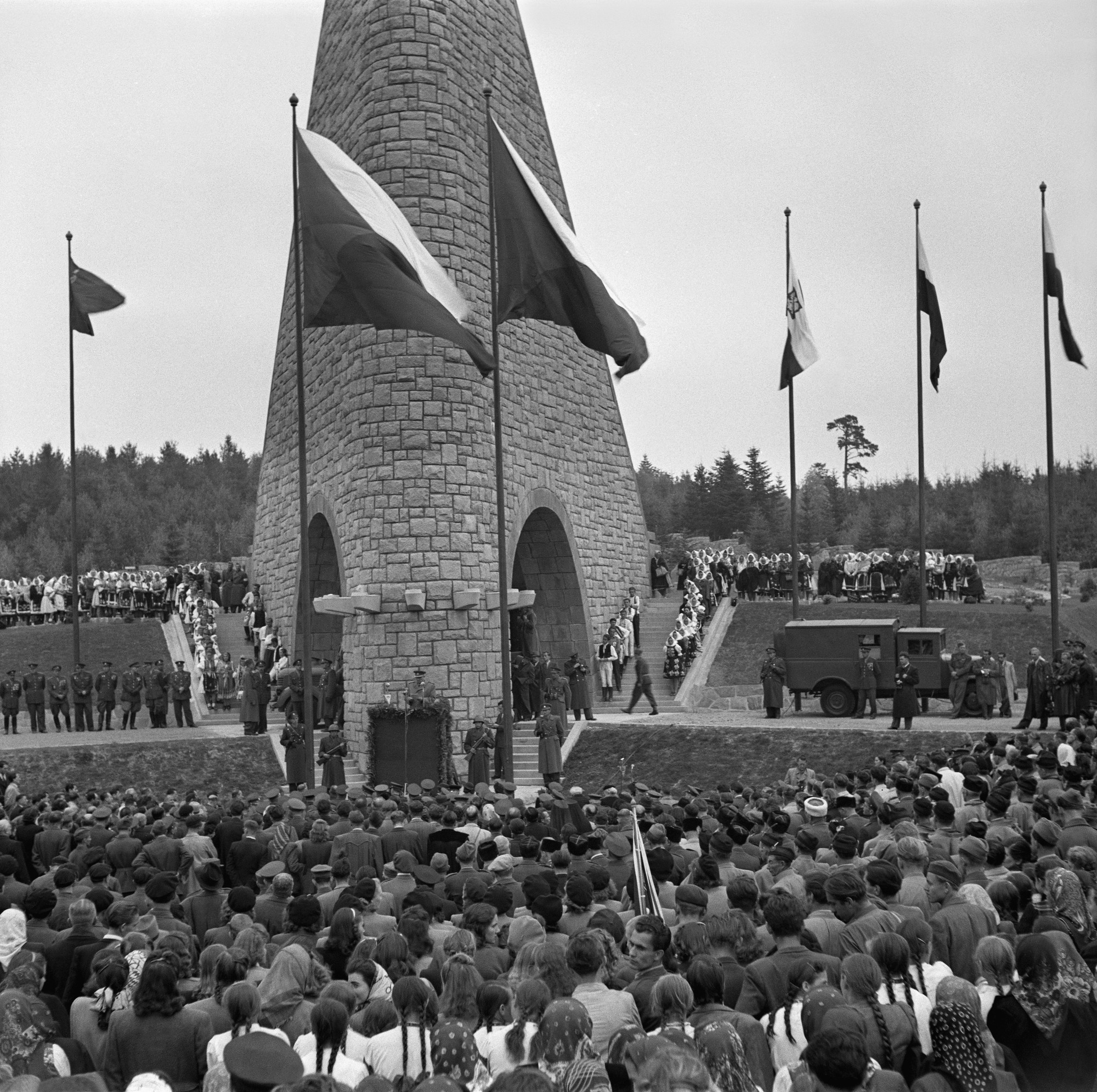 Na archívnej snímke zo 4. októbra 1949 slávnostné odhalenie pamätníka a otvorenie národného cintorína v Duklianskom priesmyku.