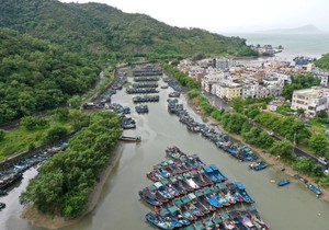 Čamci sklonjeni uoči dolaska tajfuna u specijalnoj zoni saradnje Šendžen-Šanvei u provinciji Guangdong, Kina, 25. jula