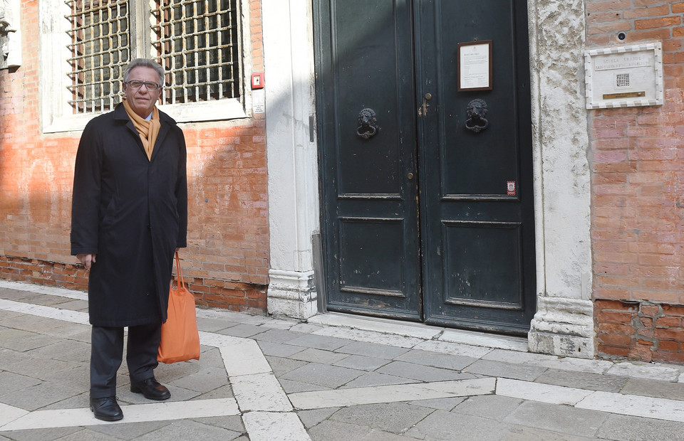 Przewodniczący Komisji Weneckiej Gianni Buquicchio w drodze do Scuola Grande di San Giovanni Evangelista