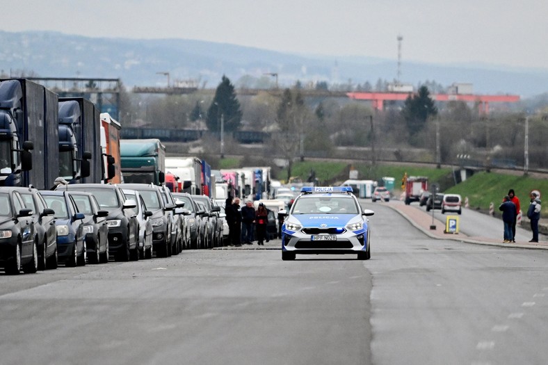 23.04.2022. Kolejka samochodów przed polsko-ukraińskim przejściem granicznym w Medyce