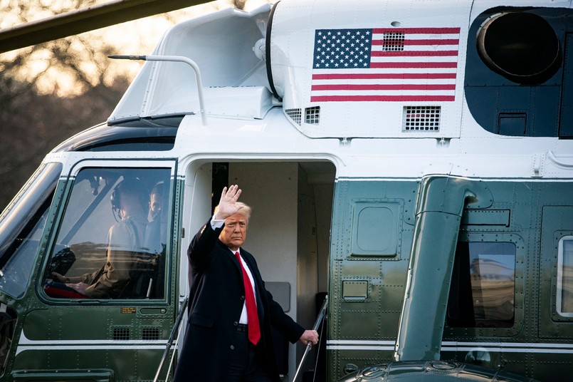 epa08951465 US President Donald J. Trump boards Marine One on the South Lawn after exiting the White House for the last time on the morning of Joe Biden's Presidential inauguration, in Washington, DC, USA, 20 January 2021. Joe Biden won the 03 November 2020 election to become the 46th President of the United States of America. EPA/AL DRAGO / POOL Dostawca: PAP/EPA.