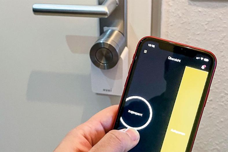 Po małym przeciągnięciu w aplikacji Nuki Smart Lock 3.0 otwiera drzwi 