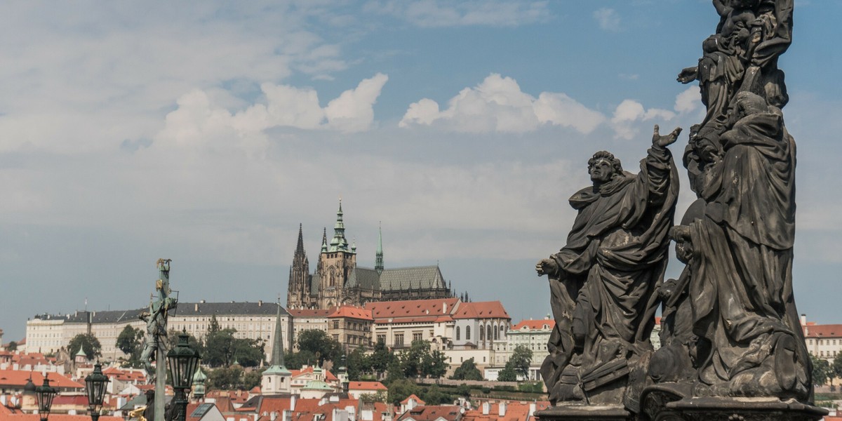 NBP ze swoją łagodną polityką niepodnoszenia stóp procentowych jest coraz bardziej osamotniony w naszym regionie Europy. We wtorek decyzję o podwyżce stóp podjęto na Węgrzech, a w środę w ślad za Węgrami poszli Czesi. 