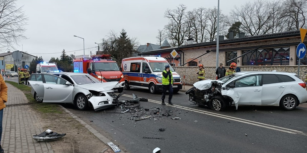 Czołowe zderzenie w Poddębicach pod Łodzią. Ranne dzieci. Zablokowana DK72.