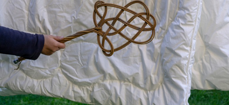 Surowy zakaz, o którym wiele osób zapomina. Za trzepanie dywanu grozi wysoki mandat