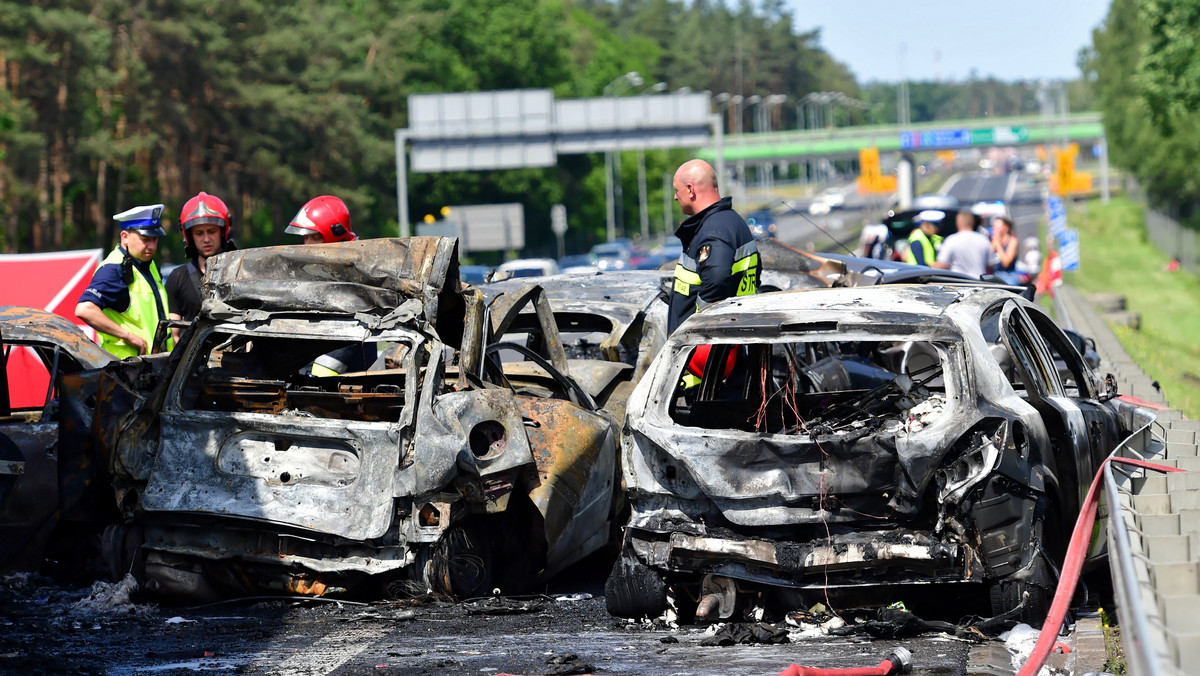 Wśród sześciu ofiar śmiertelnych wczorajszego wypadku na autostradzie A6 pod Szczecinem jest troje dzieci. Podróżowały jednym samochodem z dwiema osobami dorosłymi. Zginęli wszyscy. Szóstą ofiarą jest kierowca innej osobówki.