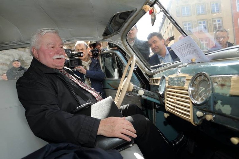 "Warszawa, rocznik 1958 - jedyne auto, którego właścicielem był kardynał Karol Wojtyła zaparkowała na pl. Solidarności. Przyszły Papież Jan Paweł II jeździł nią blisko 20 lat" - informuje na swoim profilu Europejskie Centrum Solidarności.