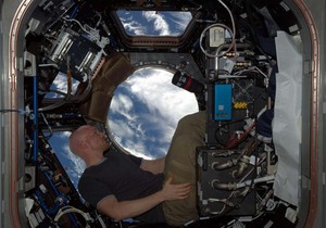 Prema teoriji relativnosti, ništa se ne kreće brže od svetlosti