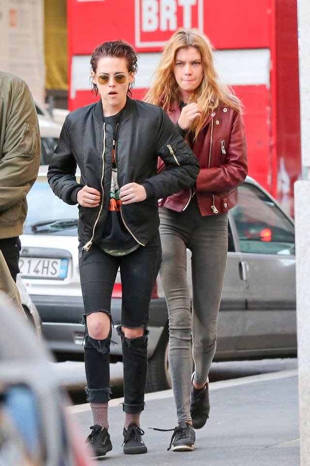 Kristen Stewart és Stella Maxwell csókja