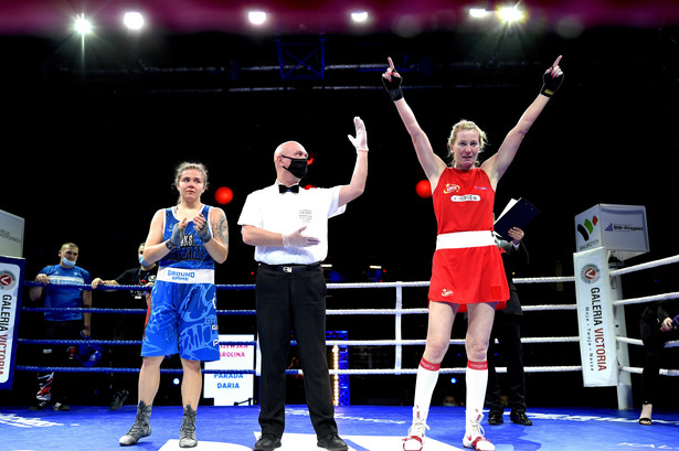 Karolina Koszewska (P) cieszy się ze zwycięstwa w finałowym pojedynku z Darią Paradą (L) w kategorii 70 kg podczas mistrzostw Polski w boksie