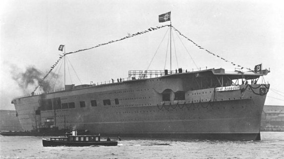 Bundesarchiv Bild 146-1984-097-36, Flugzeugträger  Graf Zeppelin  nach Stapellauf