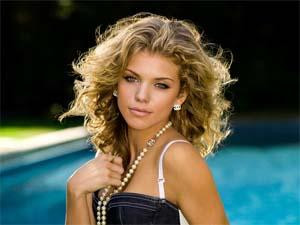 AnnaLynne McCord jako Naomi Clark w serialu "90210"