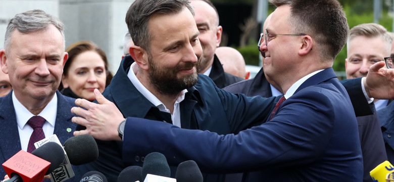 "Stan Wyjątkowy". Hołownia w ramionach Kosiniaka. Kaczyński tresuje Ziobrę. Ludzie Morawieckiego "odkurzają" TVP [PODCAST]