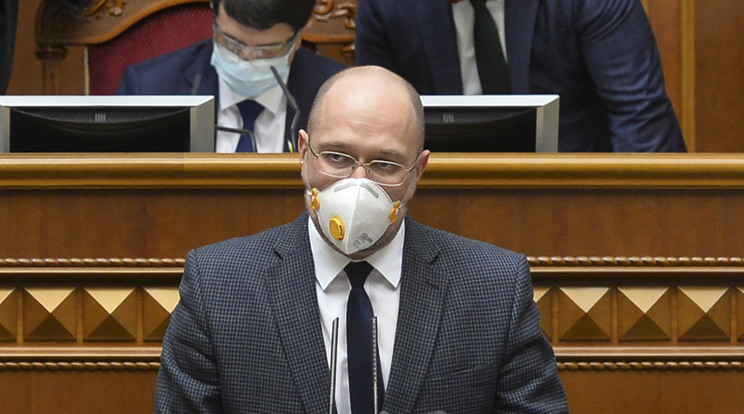 A koronavírus-járvány miatt védőmaszkot viselő Denisz Smihal ukrán miniszterelnök beszél a kijevi parlament rendkívüli ülésén Kijevben. /MTI/EPA