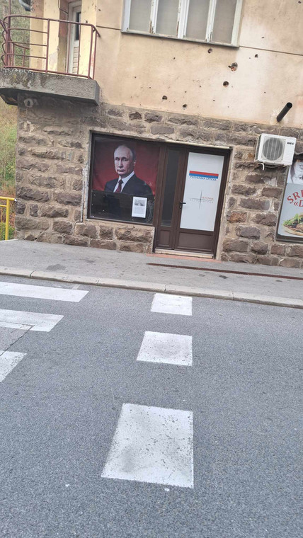 Na Bałkanach żywy jest sentyment wobec Rosji. Tu, na zdjęciu, ostrzelany w latach 90. budynek w bośniackiej Srebrenicy, a w oknie - portret Władimir Putina.