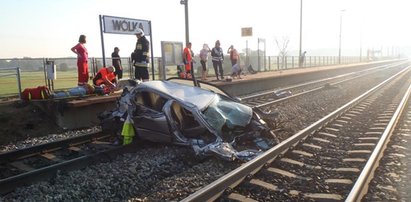 Pociąg Intercity zmiażdżył auto. Są ofiary