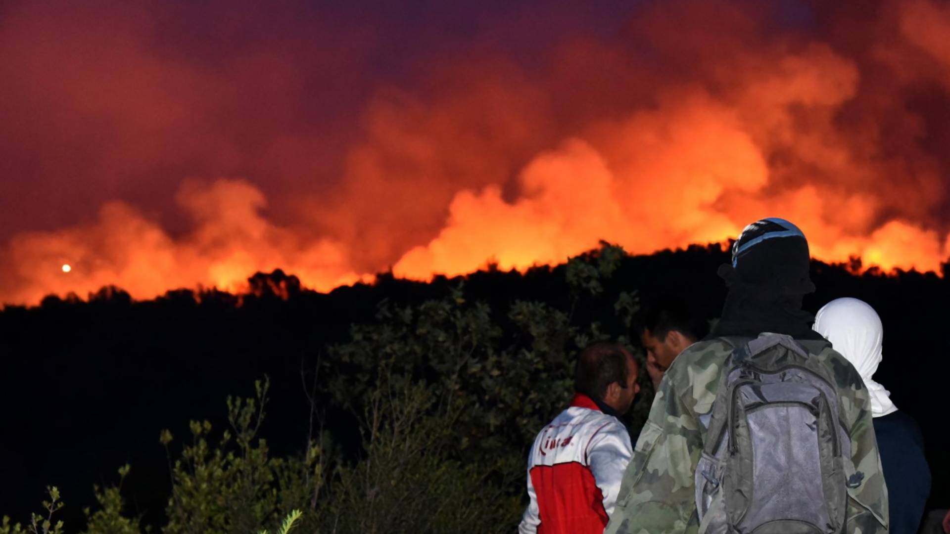 Moćna fotka hrabrog dobrovoljca koji gasi požar u Crnoj Gori osvaja internet