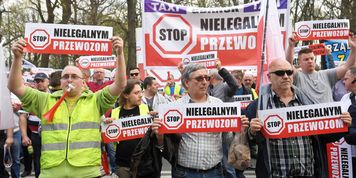 Strajk przerodził się w burdy. Wybita szyba, zniszczone auta