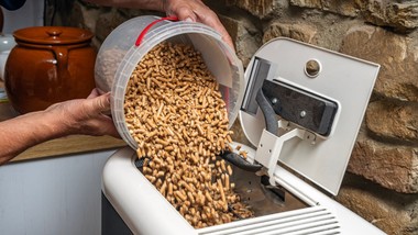 jest tańszy od pelletu i daje więcej ciepła. ten opał jest hitem zimy