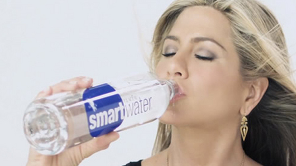 Jennifer Aniston naśmiewa się ze współczesnych metod marketingowych stosowanych w spotach reklamowych, a wszystko to w ramach... reklamy wody SmartWater.