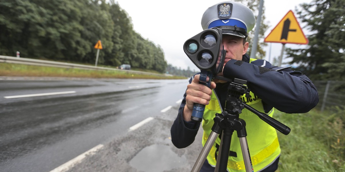 Za przekroczenie prędkości o co najmniej 30 km/h mandat miał wynieść 1500 zł, teraz jest propozycja obniżenia go. 