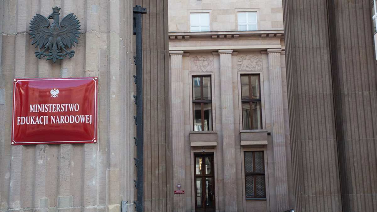 Wystawę przypominającą historię gmachu, w którym mieści się Ministerstwo Edukacji Narodowej, w tym tragiczne czasy II wojny światowej, gdy był on siedzibą gestapo, otworzyła w przeddzień Dnia Wszystkich Świętych minister edukacji Joanna Kluzik-Rostkowska.