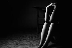 kobieta gwałt smutek depresja