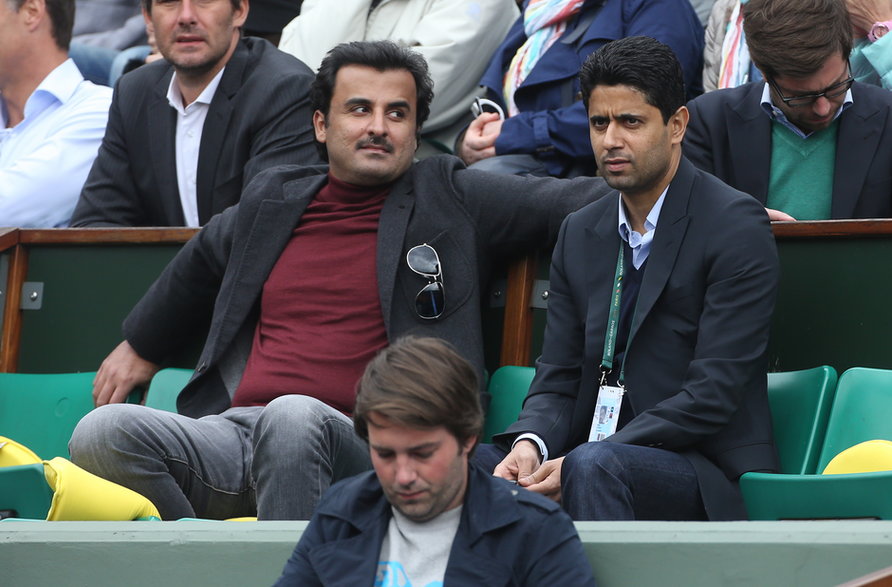 Emir Kataru Tamim ibn Hamad Al Sani (z lewej) i Nasser Al-Khelaifi podczas French Open w 2014 r. Panowie znają się od kilkudziesięciu lat.