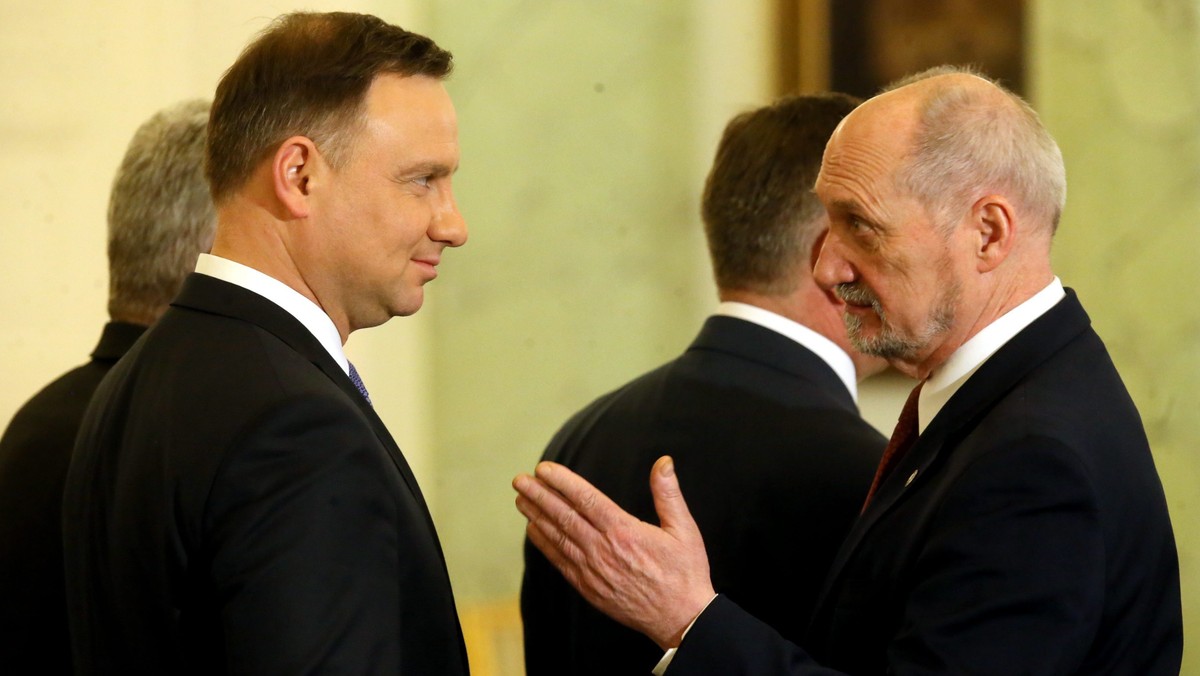 Implementacja postanowień szczytu NATO w Warszawie, nowy system kierowania i dowodzenia, plan modernizacji technicznej i stan bieżący sił zbrojnych - to tematy, o których prezydent Andrzej Duda chce rozmawiać z szefem MON Antonim Macierewiczem.